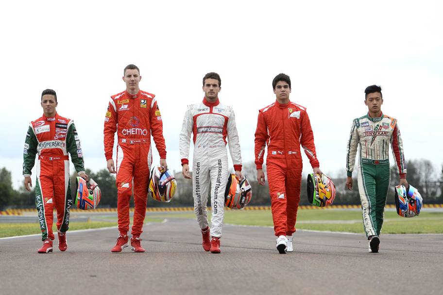 La foto di gruppo della scuola piloti Ferrari: Jules Bianchi  in mezzo, alla sua destra Antonio Fuoco e Raffaele Marciello, alla sua sinistra Lance Stroll e Guanyou Zhou. Colombo